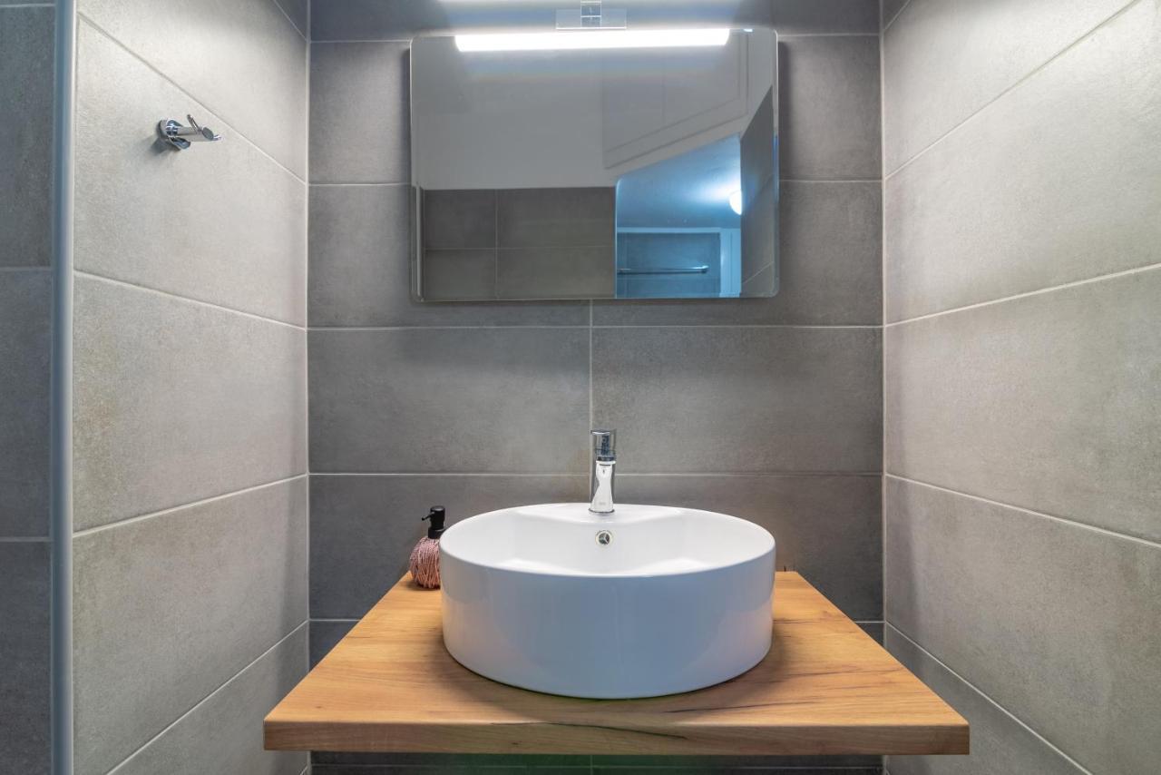 Modern Renovated Apt Next To The Beachfront Ираклион Экстерьер фото